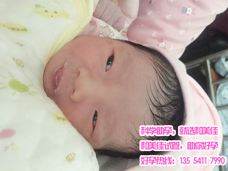经济条件雄厚的高龄董女士借助试管婴儿顺产一名健康儿子