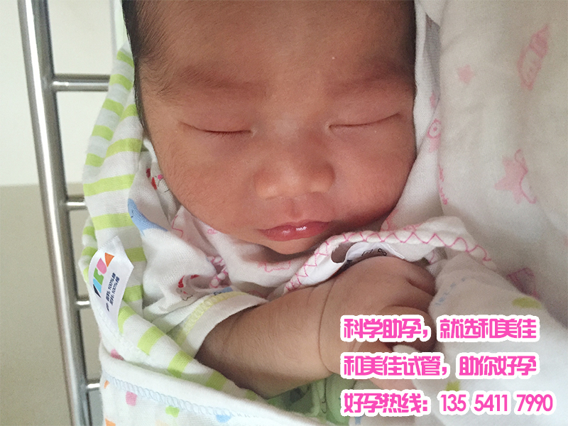 虽年过花甲,宝宝的降临却让他宛如新生